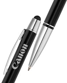Caneta Alumínio Touch em tom prateado, com ponta touch na parte superior. Ideal para escrita precisa e uso em dispositivos eletrônicos.