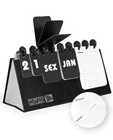 Notebook preto exibindo um Calendário Permanente de Mesa Disco em 3D, em um ambiente de negócios. O equipamento de tecnologia está sobre uma mesa de escritório, com folhas de papel em branco ao lado. O design do calendário é digital e vazio, simbolizando sucesso e organização financeira.
