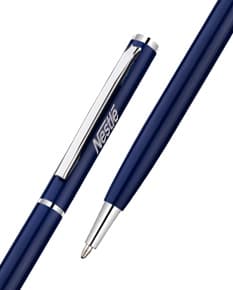 Caneta metálica de cor preta, utilizada para escrever ou desenhar em papéis. Ideal para uso em escritórios, escolas ou em casa.