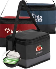 Bolsa térmica preta de 5 litros, feita de couro e equipada com alça, zíper e alça para transporte. Ideal para armazenar alimentos e bebidas em viagens ou no escritório.
