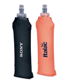 Garrafa de plástico transparente, com tampa, etiqueta e líquido. O produto é um Squeeze Dobrável TPU 500ml, indicado para saúde e higiene, possuindo design clean e fresco. Pode ser utilizado para armazenar bebidas, loção, shampoo, entre outros líquidos para cuidados pessoais.