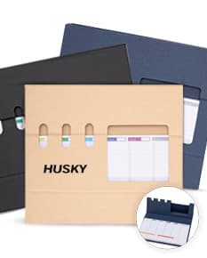 Bloco de anotações com suporte, contendo papel, envelope e cartão dentro de uma caixa de papelão. A imagem mostra um dispositivo de papelaria vazio, ideal para armazenar e organizar documentos e informações importantes no ambiente de trabalho ou em casa.