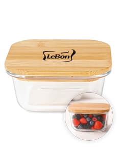Marmita de vidro de 250ml com comida tradicional, incluindo fatias de pão, queijo, chocolate, carne, bolo e manteiga. Alimentos frescos e coloridos em um recipiente redondo e empilhados, adequados para um almoço saudável e saboroso.