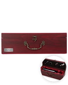 Kit de vinho contendo 4 peças: um saco, uma caixa, uma carteira e uma caixa de lápis feita de couro e plástico. Inclui também uma harmônica, um porta-cartão e um prendedor de cabelo. Design elegante e moderno, com detalhes em preto e dourado, ideal para presentear.