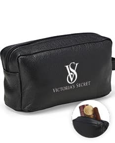 Necessaire em couro preto, utilizada para guardar dinheiro, cartões, equipamentos eletrônicos e objetos pessoais. Ideal para viagens e organização de itens de valor.
