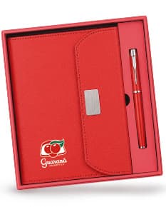 Notebook e binder em couro preto com capa protetora, vazios e prontos para serem preenchidos com informações de negócios. O kit contém um bloco de folhas em branco e um organizador pessoal, perfeito para uso no escritório. O design moderno combina com o aspecto vintage do material em couro marrom, proporcionando um toque elegante ao ambiente de trabalho. Ideal para armazenar documentos, notas, cartões e outros itens de escritório de forma organizada e prática.