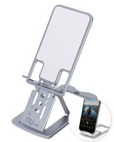 Suporte de celular em alumínio, moderno e elegante, ideal para manter seu telefone móvel conectado e visível em seu ambiente de trabalho ou em casa. O suporte é feito de metal resistente, proporcionando durabilidade e praticidade para o uso diário.