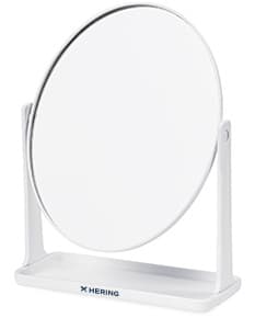 Espelho de Mesa Plástico em design moderno e digital. Feito em plástico, com borda preta e acabamento prateado. Elemento de decoração vazio em um ambiente de escritório.