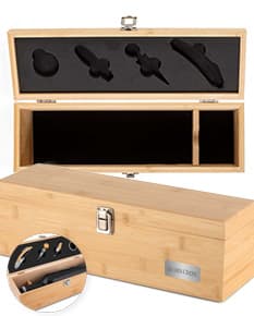Box de madeira marrom contendo um kit de vinho de 4 peças, com design moderno e detalhes em bambu. O objeto antigo e luxuoso é uma opção de armazenamento elegante para sua casa, com possibilidade de ser utilizado em salas, cozinhas ou escritórios.