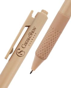 Caneta plástica marrom e amarela, objeto de escrita, instrumento de trabalho, utensílio de carpinteiro, feito de plástico, uso educacional, instrumento de desenho, ferramenta de escrita manual, cor brilhante, caneta tradicional, instrumento de papelaria, não é saudável, risco à saúde, não é recomendado, sem pessoas, utensílio de cozinheiro, um item só, design simples, sem riscos para o fumante.