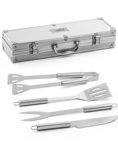 Kit churrasco de aço inoxidável com maleta cromada e alça. Ideal para um churrasco de negócios ou lazer. Mantenha suas ferramentas de churrasco organizadas e prontas para usar. Portable e elegante, este conjunto de churrasco retro é um acessório essencial para qualquer entusiasta de churrasco. Garanta o seu agora!