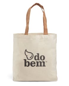 Sacola de algodão marrom com alças de cortiça, vazia e aberta. O design é elegante e moderno, perfeito para compras ou presentes. O material é resistente e possui um detalhe de padlock para segurança. A textura é vintage e grunge, dando um toque de estilo retro.