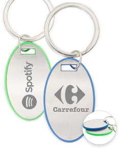 Chaveiro de metal prateado com compasso magnético e anel de coração. Acessório de moda perfeito para apaixonados por viagens e aventuras. Compre já o seu!