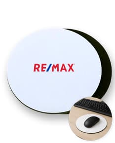 Mouse pad redondo de cor preta e design moderno, com símbolo de disco de vídeo no centro. Feito de material plástico e metal, com reflexo brilhante. Ideal para uso com computadores e tecnologia digital, proporcionando conforto e precisão ao usuário ao usar o mouse.