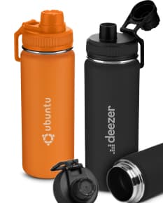 Garrafa de aço inoxidável de 570ml, contendo líquido. Objeto de higiene pessoal, limpo e de metal brilhante. Possui tampa e design transparente.