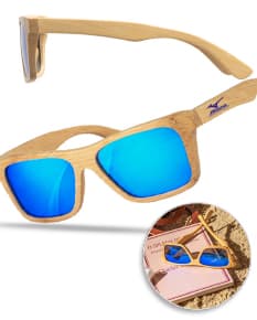 Óculos de sol em bambu moderno e elegante, na cor preta. O acessório de proteção possui lentes escuras e design estiloso, ideal para os dias de verão. O material em bambu traz um toque de sofisticação ao visual, combinando estilo e cuidado com a visão.