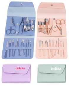 Kit manicure com 16 peças dentro de um estojo. O conjunto inclui ferramentas de metal e plástico, como alicate, tesoura, empurrador de cutículas, entre outros itens essenciais para cuidados com as mãos e unhas. Ideal para uso comercial em salões de beleza e cuidados pessoais em casa.