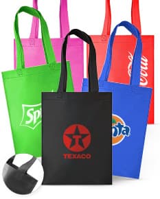 Sacola de TNT branca, lisa e resistente, ideal para compras e transporte de objetos.