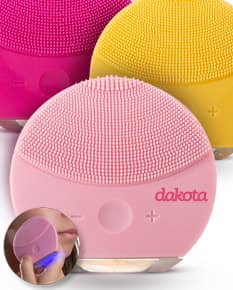 Massageador e Limpador Facial Elétrico em fundo preto, equipamento de tecnologia moderna com design eletrônico. O aparelho contém botões de controle, conexões para carregamento, e é um acessório profissional para cuidados com a pele.