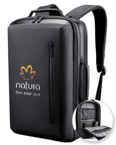 Mochila preta feita de poliéster, com alças acolchoadas e porta USB. Possui capacidade para armazenar um notebook de 15,6 polegadas.