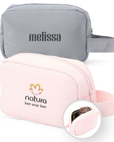 necessaire de poliéster rosa vazia com design moderno, símbolo de economia e finanças, objetos domésticos em destaque.