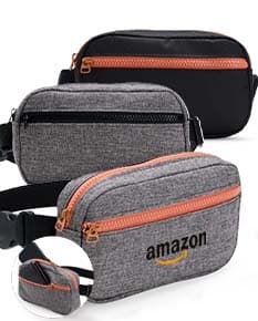 Pochete Oxford preta feita de couro com diversos compartimentos, fivelas e fechos. Ideal para guardar dispositivos eletrônicos, equipamentos e acessórios de trabalho e de viagem.