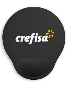 Mouse pad ergonômico em formato de disco preto, com design em 3D e detalhes de mapa mundial. Possui um coração no centro, simbolizando amor pelo planeta. Ideal para uso em jogos, trabalho ou atividades financeiras, com superfície confortável para o uso diário.