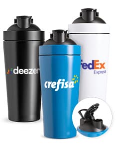 Uma coqueteleira inox de 900ml, com tampa e design clean e moderno.