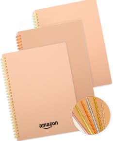 Caderno Kraft com design em papel kraft em branco, dentro de um envelope vazio de papelão. O notebook está aberto mostrando páginas em branco. Em volta, há outros objetos de papelaria e embalagens vazias.