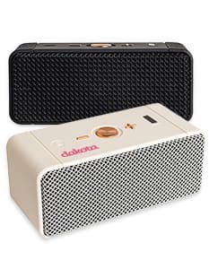 Caixa de som multimídia M8 em metal cromado e preto, com design moderno e retro. Possui alto-falante, botões de controle de volume, botão de ligar/desligar, entrada para cartão de memória e entrada USB. Tecnologia de amplificador de áudio de alta qualidade para reprodução de música com som nítido e potente.