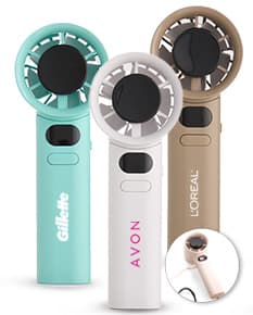 Mini ventilador recarregável em metal prateado com botões de controle e design moderno. Funciona por meio de um mecanismo eletrônico e é ideal para uso em ambientes internos.