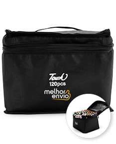 Kit de canetas marcadoras 120 cores em um estojo de couro preto, ideal para viagens e negócios. O acessório possui alça para carregar e fecho com zíper, garantindo praticidade e organização. Perfeito para quem busca estilo e elegância em seus materiais de escritório.