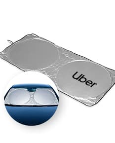 Protetor solar de para-brisa preto e brilhante, com design moderno e tecnologia de proteção UV. Equipamento de proteção para veículos, com reflexão de luz e conexão fácil por meio de cabos. Item indispensável para manter o interior do carro protegido dos raios solares.