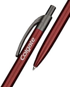 Caneta metal prateada sobre um papel branco, utensílio de escrita para escritório e negócios.