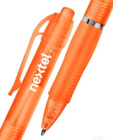 Caneta plástica - 19: Ideal para uso no escritório, esta caneta de plástico é perfeita para escrever em papel, realizar pesquisas e preencher documentos. Com design moderno e durável, é uma excelente opção para o dia a dia no ambiente de trabalho. Garanta já a sua!