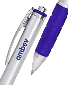 Caneta plástica - 40: Ideal para uso em escritórios, escolas e em casa. Feita de plástico resistente, possui ponta afiada e acabamento cromado. Perfeita para auxiliar em trabalhos acadêmicos, pesquisas e no ambiente corporativo. Adquira já a sua!