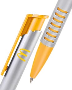 Caneta plástica de alta qualidade, perfeita para suas necessidades de escrita no escritório ou na escola. Feita com material resistente e durável, possui tinta de alta qualidade que garante uma escrita suave e precisa. Ideal para assinaturas, anotações e trabalhos escolares. Adquira a sua caneta plástica - 53 e tenha sempre à mão um instrumento confiável para suas tarefas diárias. Não perca tempo, adquira já a sua!