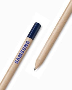 Lápis ecológico - 12: Ideal para estudantes e profissionais em busca de um brinde sustentável e de qualidade. Feito com material de madeira reflorestada, este lápis é perfeito para escrever, desenhar e pintar. Com grafite macio e borracha na ponta, é o companheiro ideal para o dia a dia. Adquira já o seu!