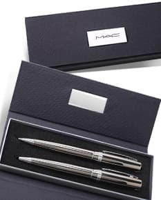 Kit caneta e lapiseira - 03: um conjunto moderno e prático para escrita. Feito em plástico de alta qualidade com detalhes em couro, é perfeito para uso no escritório ou em casa. Um item essencial para quem valoriza a tecnologia e a praticidade. Garanta já o seu kit e esteja sempre preparado para anotar suas ideias e compromissos. Ideal para presentear ou para uso pessoal. Adquira já o seu!