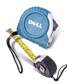 Trena emborrachada amarela e preta, instrumento de medição de precisão com marcações em centímetros e polegadas. Feita de metal e plástico, indicador de distância com precisão. Ideal para uso em carpintaria, construção, engenharia e projetos de melhoria em casa.