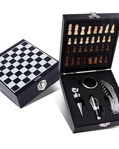 Kit de vinho vintage retrô com tabuleiro de xadrez e cheques de banco em um design exclusivo. Perfeito para amantes de jogos de estratégia e colecionadores de itens exclusivos. Chegue ao fim da competição com estilo e sofisticação com este conjunto único. Garanta sua vitória hoje!