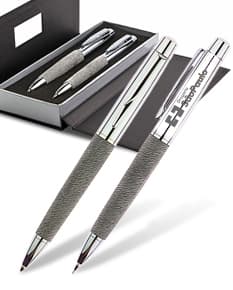 Kit caneta e lapiseira 08, perfeito para escrita e desenho no escritório, escola ou trabalho. Este conjunto de instrumentos de escrita possui uma composição de alta qualidade, ideal para estudantes e profissionais. Aproveite a praticidade dessa estação de trabalho portátil e mantenha-se sempre bem equipado.
