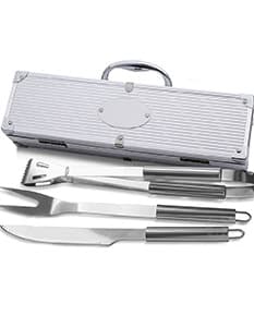 Kit churrasco - 17: Conjunto de churrasco completo em aço inoxidável, perfeito para seu evento corporativo ou brinde de negócios. Com faca afiada, garfo, espeto e muito mais, este kit é ideal para os amantes de churrasco. Equipamento contemporâneo e resistente, fabricado com materiais de alta qualidade. Aproveite para impressionar seus clientes e colaboradores com este brinde único. Garanta já o seu!