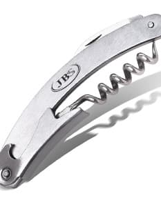 Saca rolhas em metal prático e eficiente. Ideal para abrir garrafas com facilidade e estilo. Uma ferramenta indispensável para os apreciadores de vinho. Adquira o seu agora e desfrute de momentos únicos! #sacarolhas #metal #brindes.