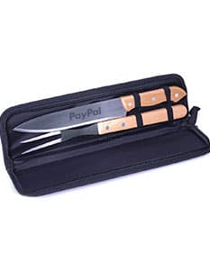 Kit churrasco moderno de 27 peças em maleta de couro - equipamento de alta qualidade para churrasco. Inclui utensílios de aço inoxidável, faca, garfo, espátula e muito mais. Perfeito para uso doméstico ou negócios. Mantenha suas ferramentas organizadas e fáceis de transportar. O acessório ideal para os amantes de churrasco. Garanta o seu agora e desfrute de momentos inesquecíveis ao ar livre!