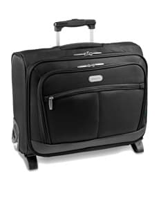 Mala de viagem elegante e prática, perfeita para profissionais modernos e executivos. Feita em couro preto de alta qualidade, com espaço para laptop e documentos. Ideal para viagens a trabalho ou lazer. Adquira já a sua e viaje com estilo e eficiência.