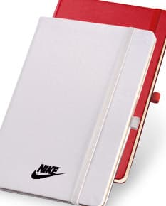 Moleskine 18x12 cm ideal para escrita, estudo e organização. Capa em couro, páginas em branco e fechamento com elástico para total proteção. Perfeito para o escritório ou para anotações pessoais. Adquira já o seu!