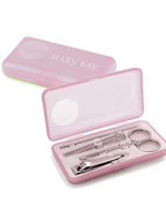Kit Manicure - 11: Acessório moderno em couro marrom para armazenar seus dispositivos eletrônicos de forma segura e organizada. Ideal para quem busca praticidade e estilo no ambiente de trabalho. Adquira já o seu!