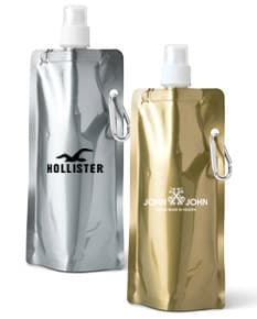 Boutique com uma variedade de squeezes plásticos dobráveis de 460ml em diferentes cores e estilos. Os squeezes são transparentes, modernos e possuem tampa de metal, ideais para armazenar líquidos como perfume, shampoo, água ou bebidas. Elegantes e práticos para o uso diário, garantindo saúde e higiene.