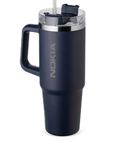 Caneca Térmica 900ml preta, feita de metal com tampa e alça. Perfeita para manter bebidas quentes por mais tempo.